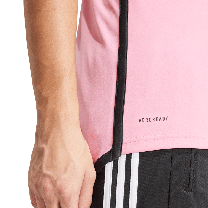IU0190-9-APPAREL-On-Model-Detail-View-2