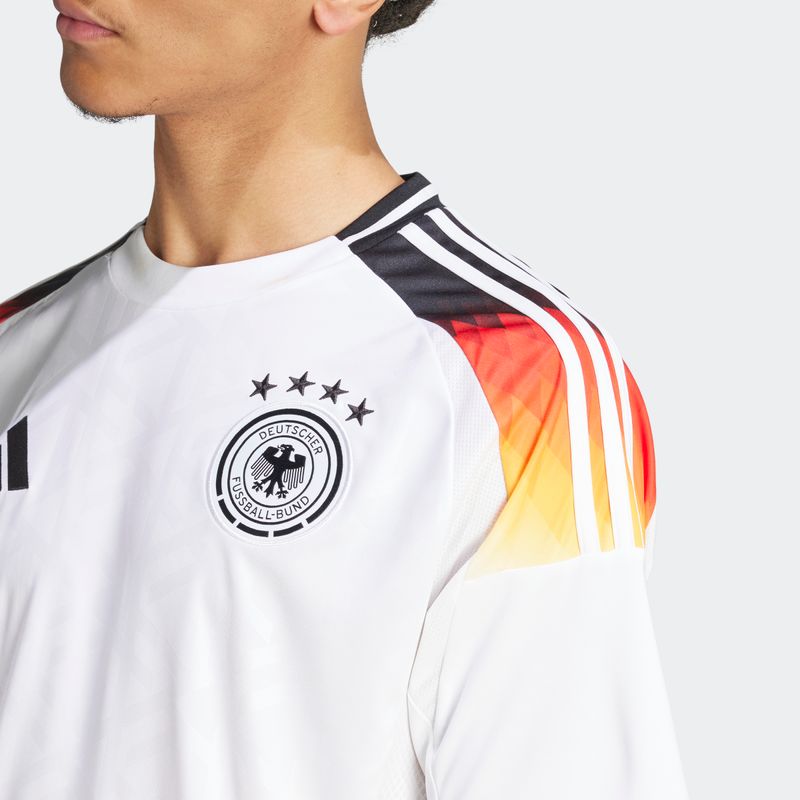 IP8139_9_APPAREL_On-Model_Detail-View-2_grey
