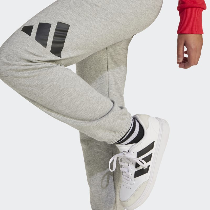 JD2092_5_APPAREL_On-Model_Detail-View-1_grey.jpg