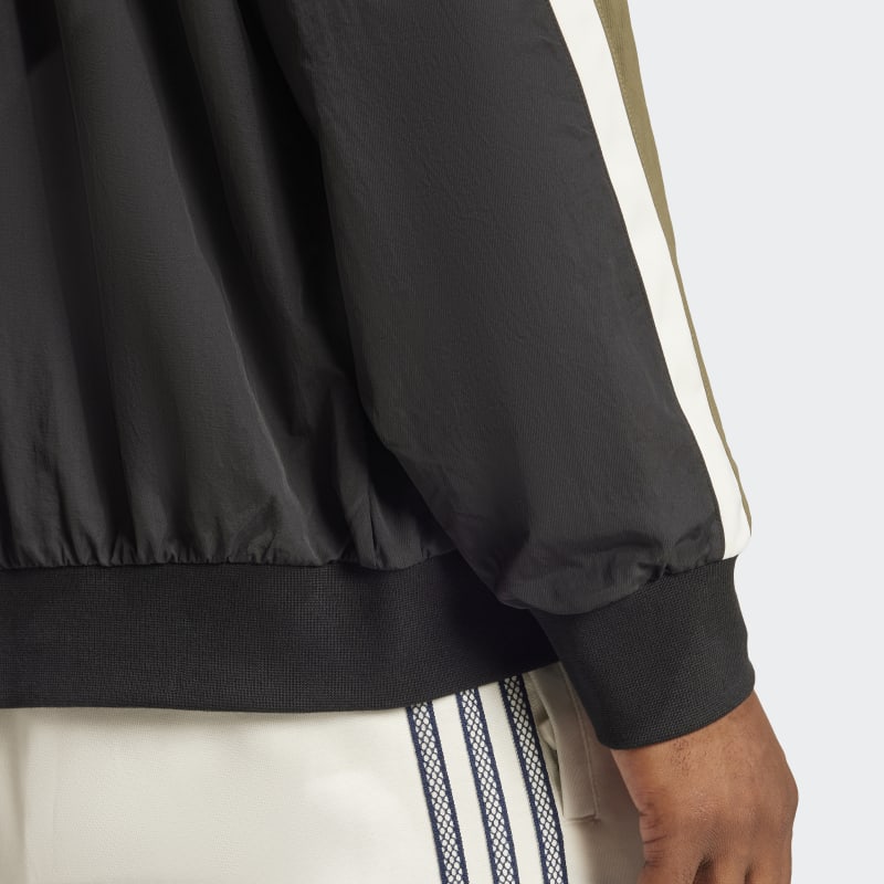 JD5395_6_APPAREL_On-Model_Detail-View-1_grey.jpg
