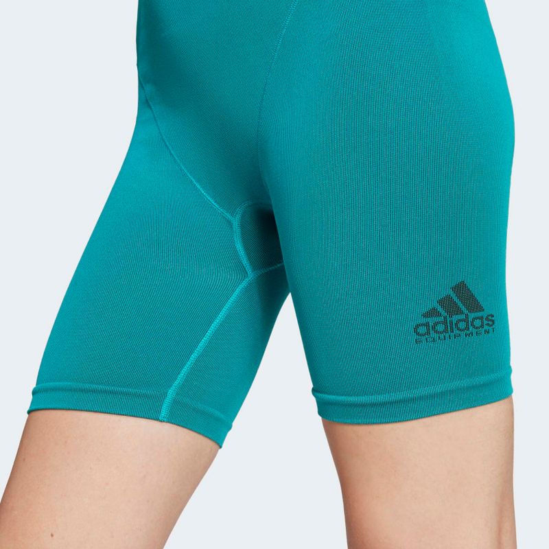 JJ0297_5_APPAREL_On-Model_Detail-View-1_grey.jpg
