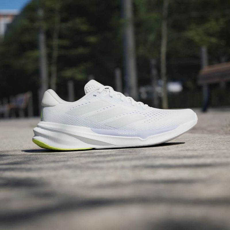 IH8658_15_FOOTWEAR_Photography_HeroMrktng View 3.jpg