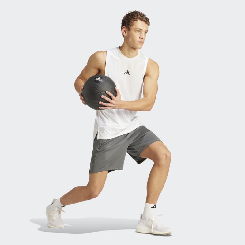 IA3902_5_APPAREL_On Model_Walking View_grey.jpg