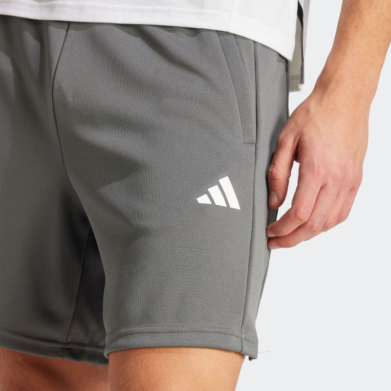IA3902_6_APPAREL_On Model_Detail View 1_grey.jpg