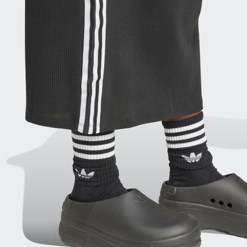 IY7279_7_APPAREL_On Model_Detail View 2_grey.jpg