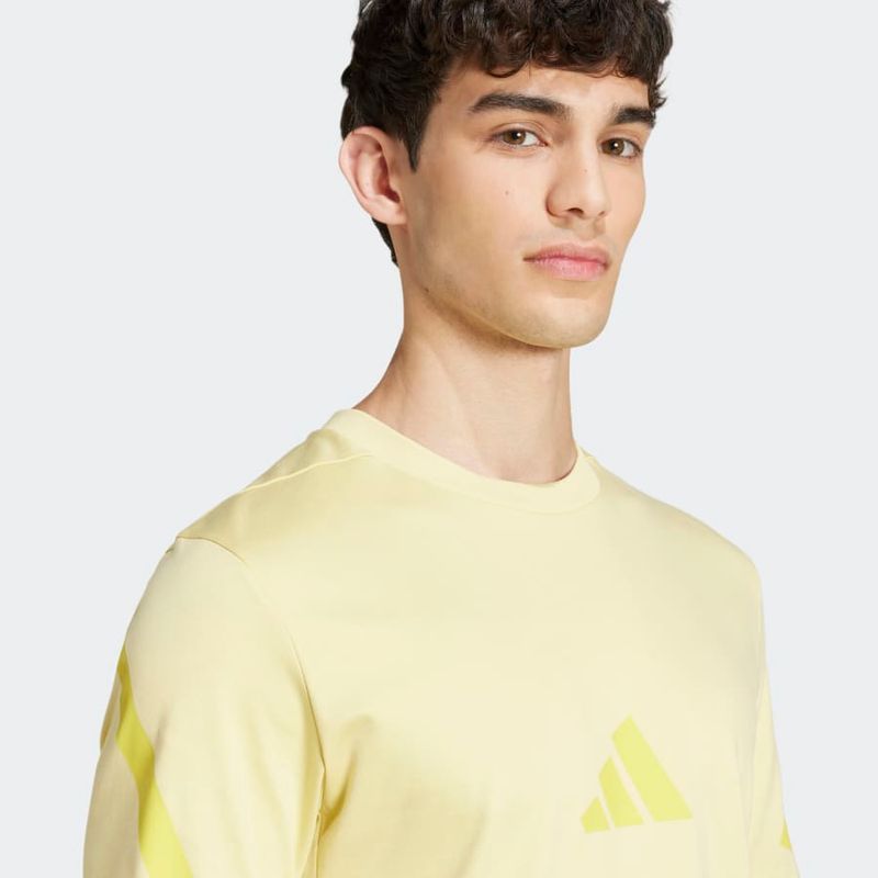 JD5981_6_APPAREL_On-Model_Detail-View-1_grey.jpg