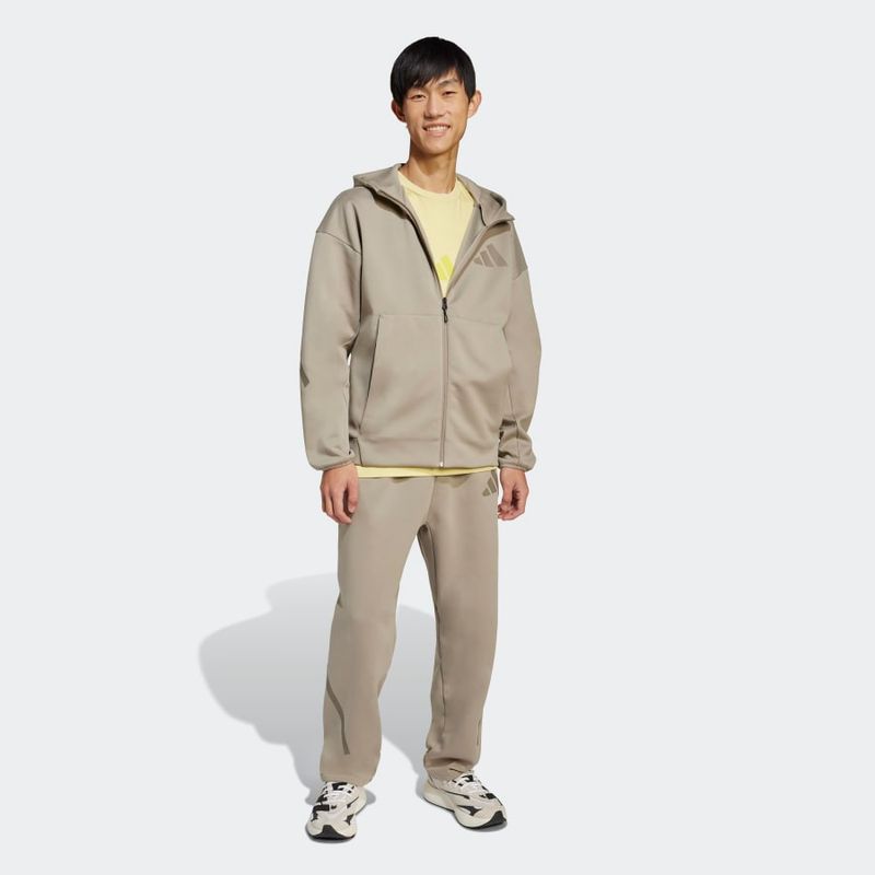 JC6716_5_APPAREL_On-Model_Walking-View_grey.jpg