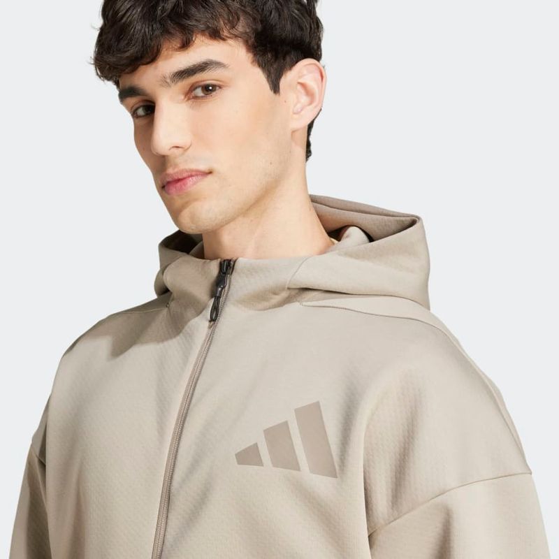 JC5495_6_APPAREL_On-Model_Detail-View-1_grey.jpg