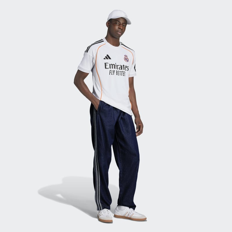 JJ1931_5_APPAREL_On-Model_Walking-View_grey