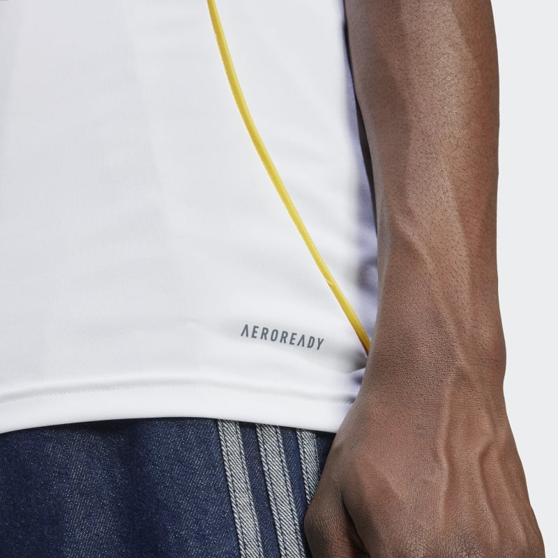 JJ1931_6_APPAREL_On-Model_Detail-View-1_grey