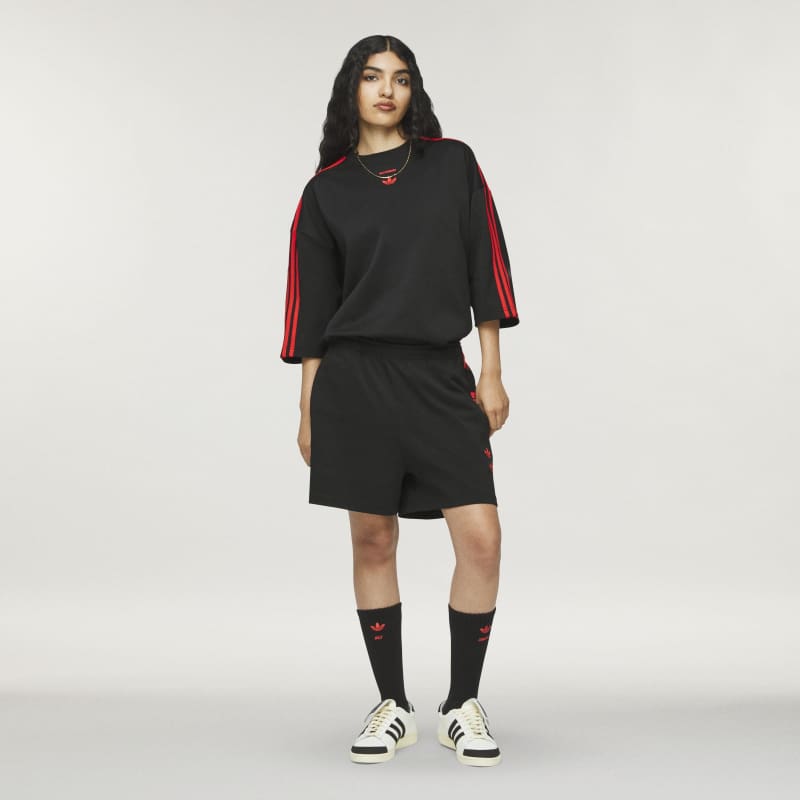 JW1447_6_APPAREL_On-Model_Standard-Outfit-View_grey