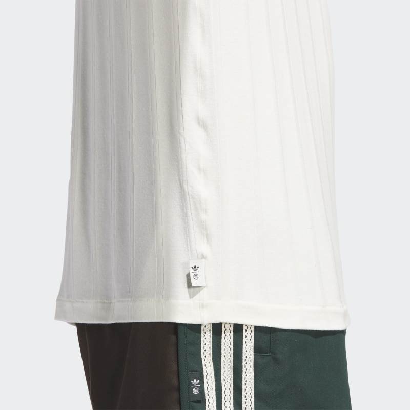 JN7728_8_APPAREL_On-Model_Detail-View-2_grey