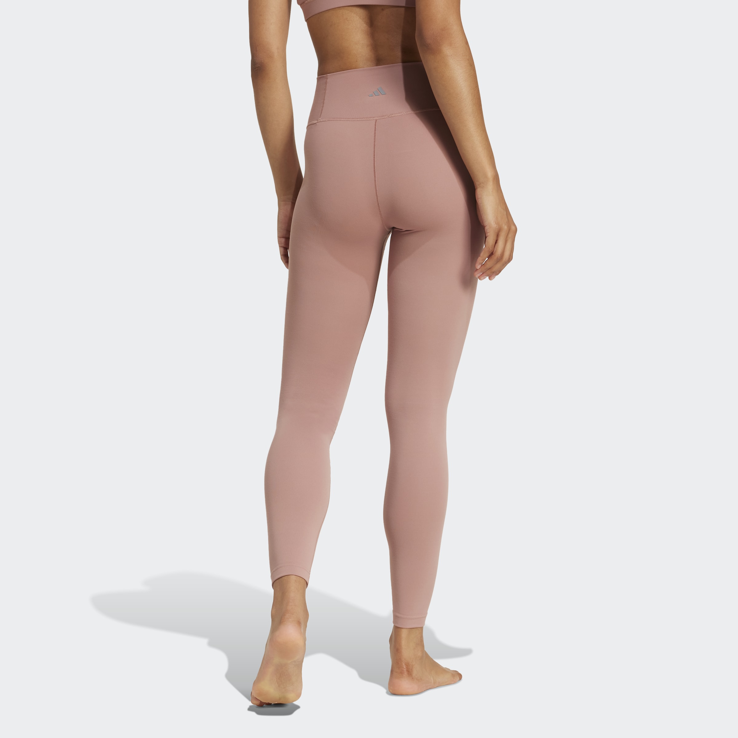 JI8359_4_APPAREL_On-Model_Back